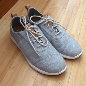 Size 8 women’s Tom’s sneakers. Never worn.